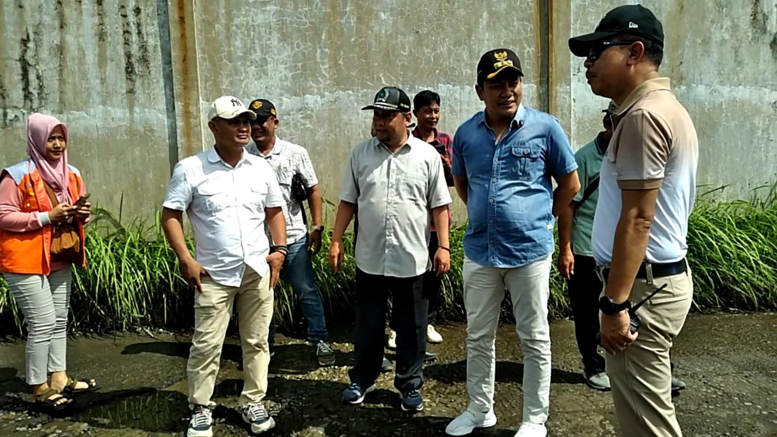 Bupati Janji Betonisasi Jalan Penghubung Sebani Tarik dan Singkalan Balongbendo