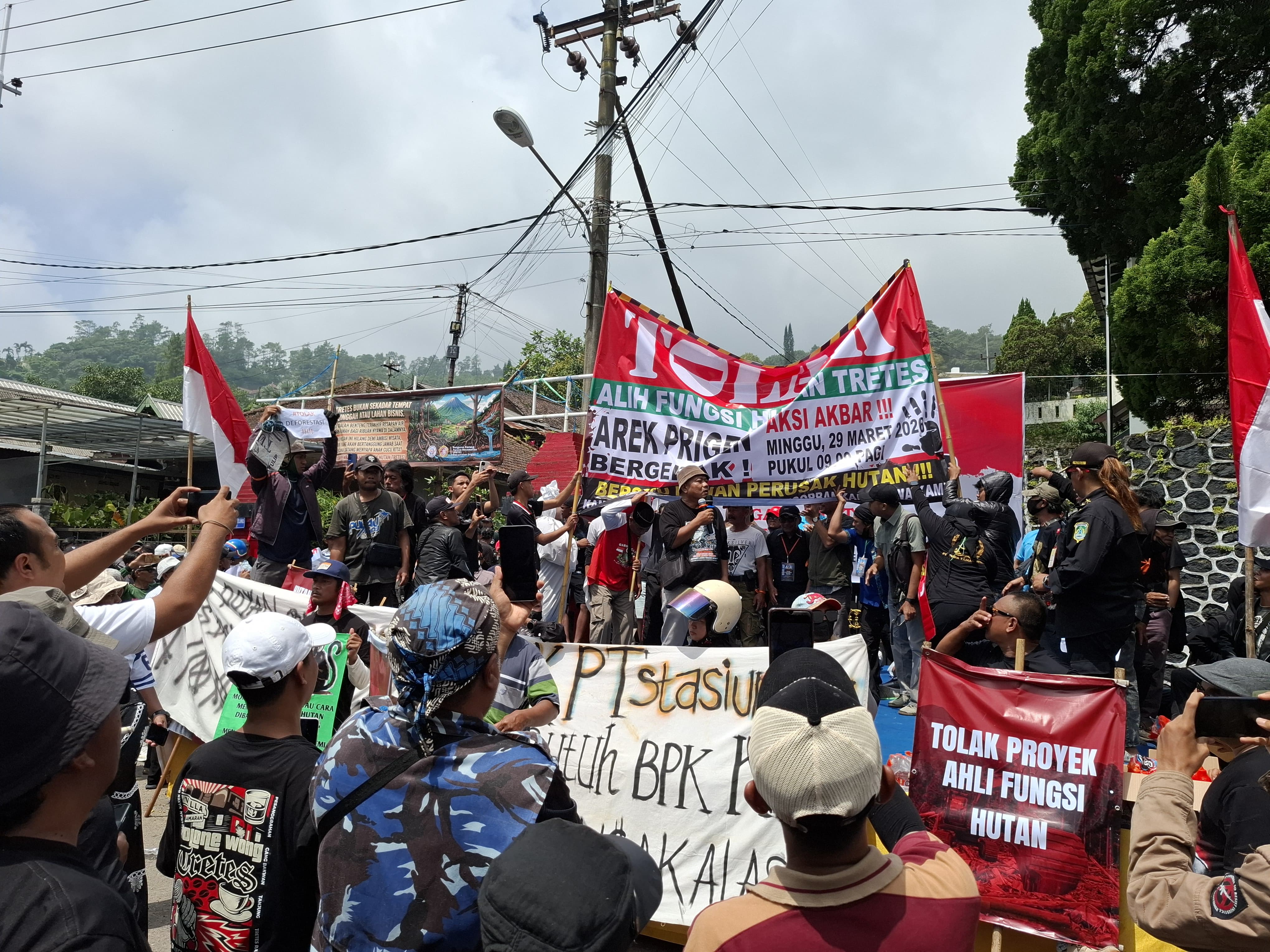 Warga Prigen Demo Tolak Alih Fungsi Hutan, Pansus DPRD Janji Tak Kendor