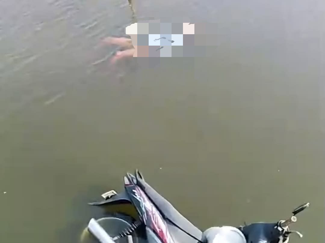 Lewat Tambak, Warga Lekok Tercebur dan Tewas Mengambang