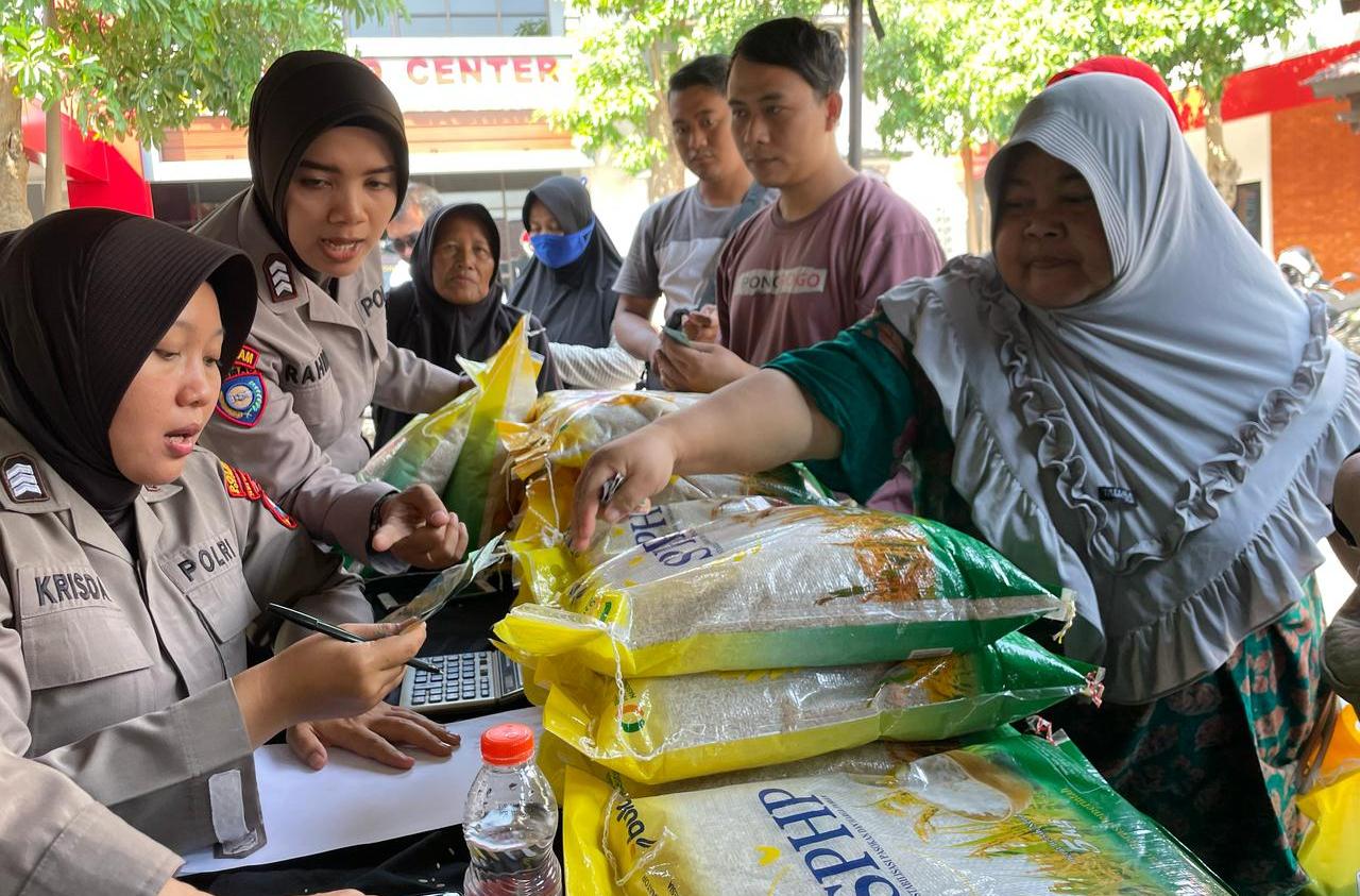 Polres Ponorogo Bantu Distribusi 47 Ton Beras Murah ke Masyarakat