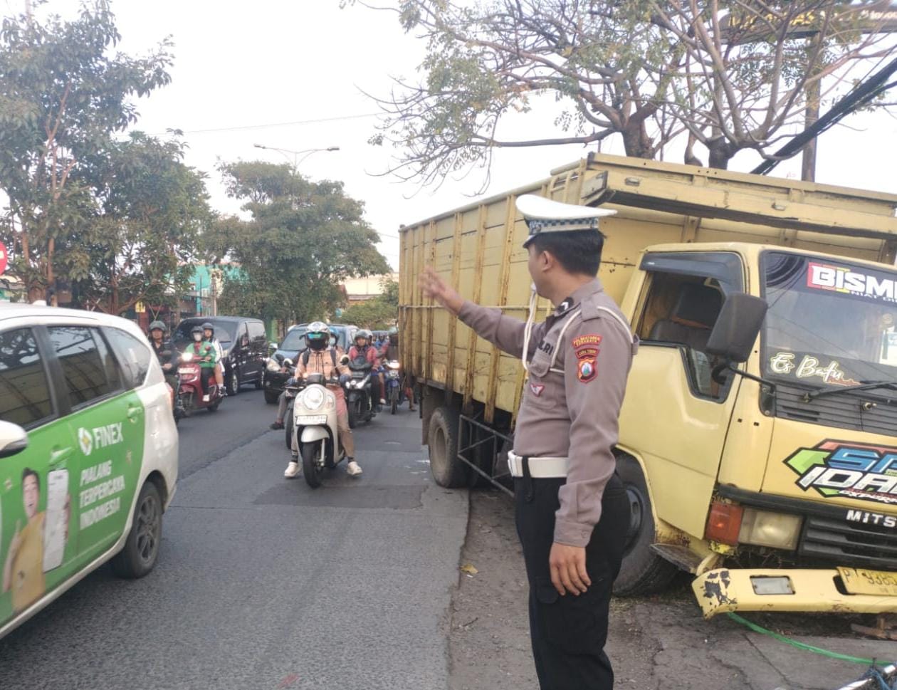Rem Blong, Truk Terperosok di Depan Gerai Mie Gacoan Manukan Wetan