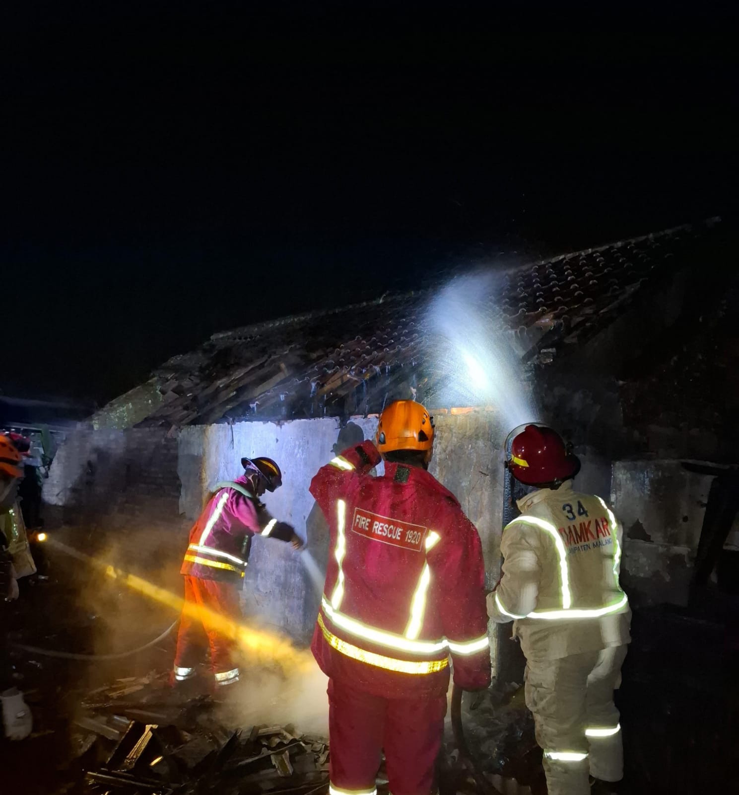 Lupa Matikan Tungku, Dapur dan Kandang Ayam Terbakar