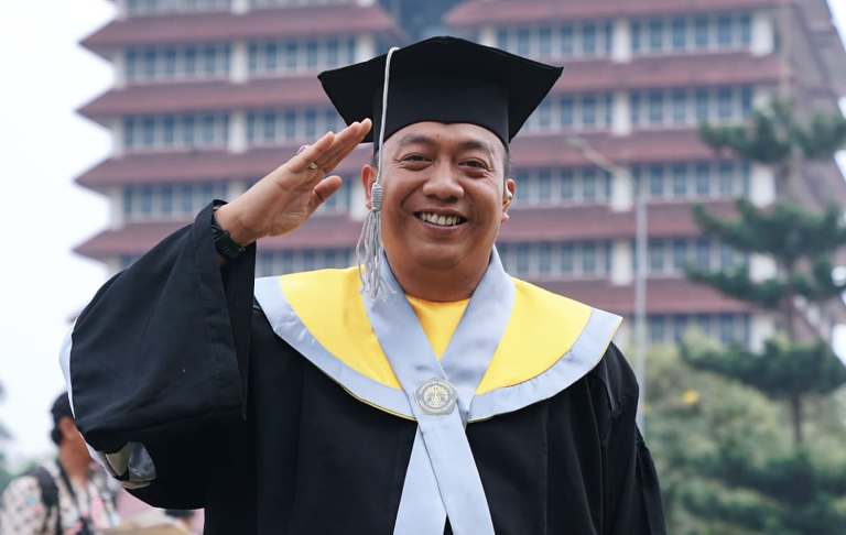 Bupati Situbondo Yusuf Rio Wahyu Prayogo Raih Gelar Magister Sains Manajemen dari FEB UI