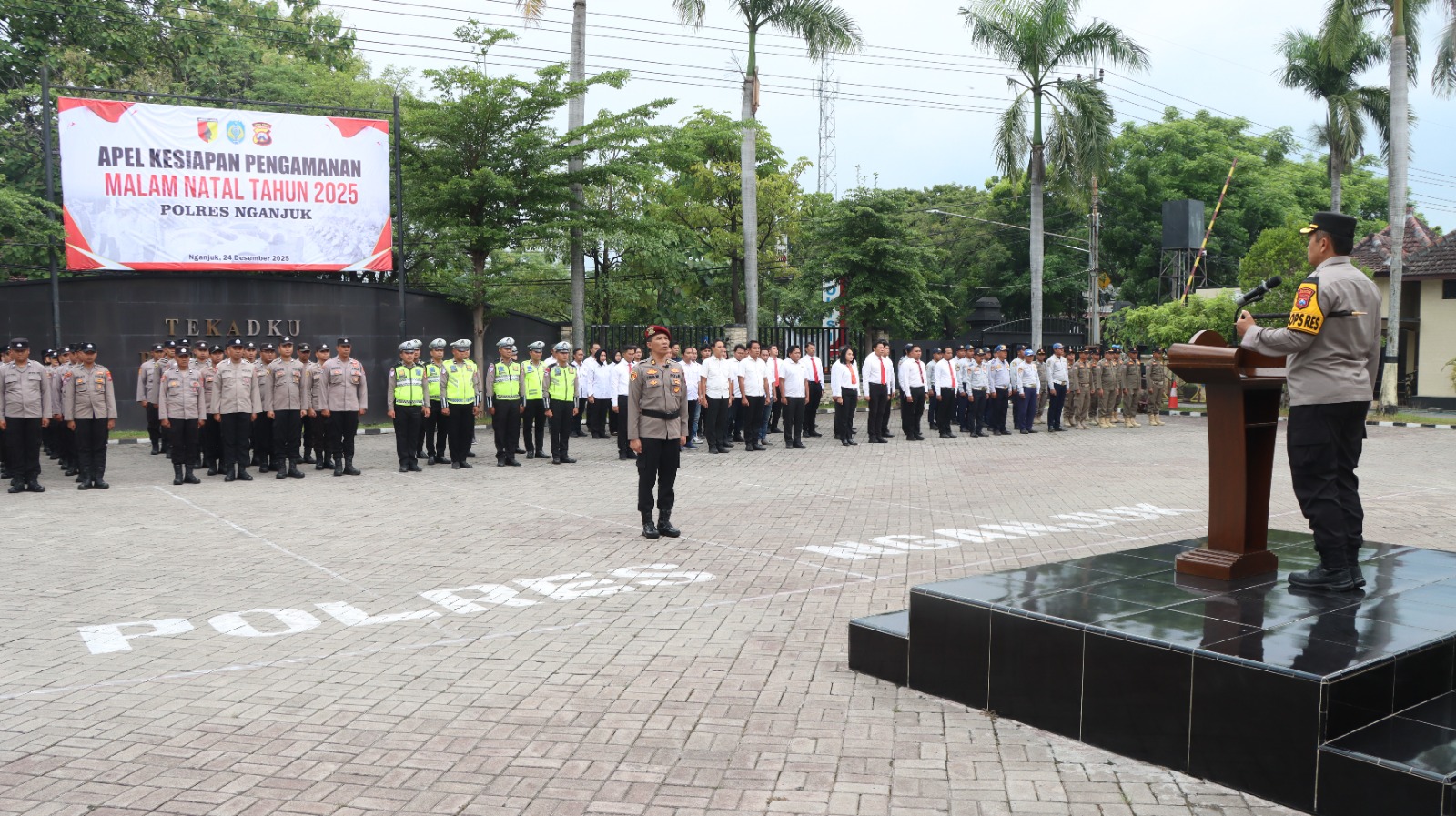Kapolres Nganjuk Pimpin Apel Pengamanan Natal 2025, Tekankan Kewaspadaan 