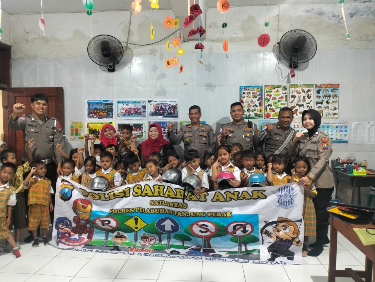 Satlantas Polres Pelabuhan Tanjung Perak Ajak Siswa TK Lil Wathon Kenal Lalu Lintas Sejak Dini
