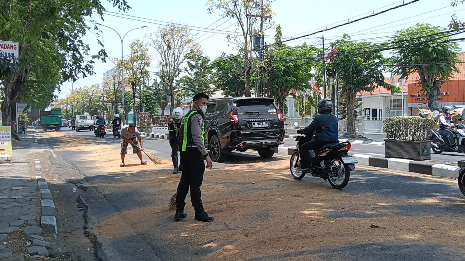 Aspal Licin Pascakecelakaan Truk Stearin di Kebomas Gresik, Polisi Taburkan Serbuk Kayu
