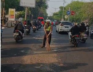 Peduli Keselamatan, Polisi Sigap Tangani Tumpahan Solar di Jalan Raya Buduran