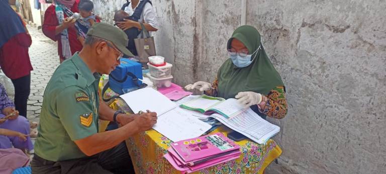 Tingkatkan Kesehatan Masyarakat, Babinsa Jogotrunan Dampingi Monitoring Posyandu