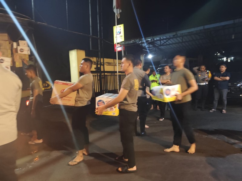 Enam Truk Bantuan Kapolda Jatim Diterima Polres Lumajang untuk Warga Terdampak Erupsi Semeru