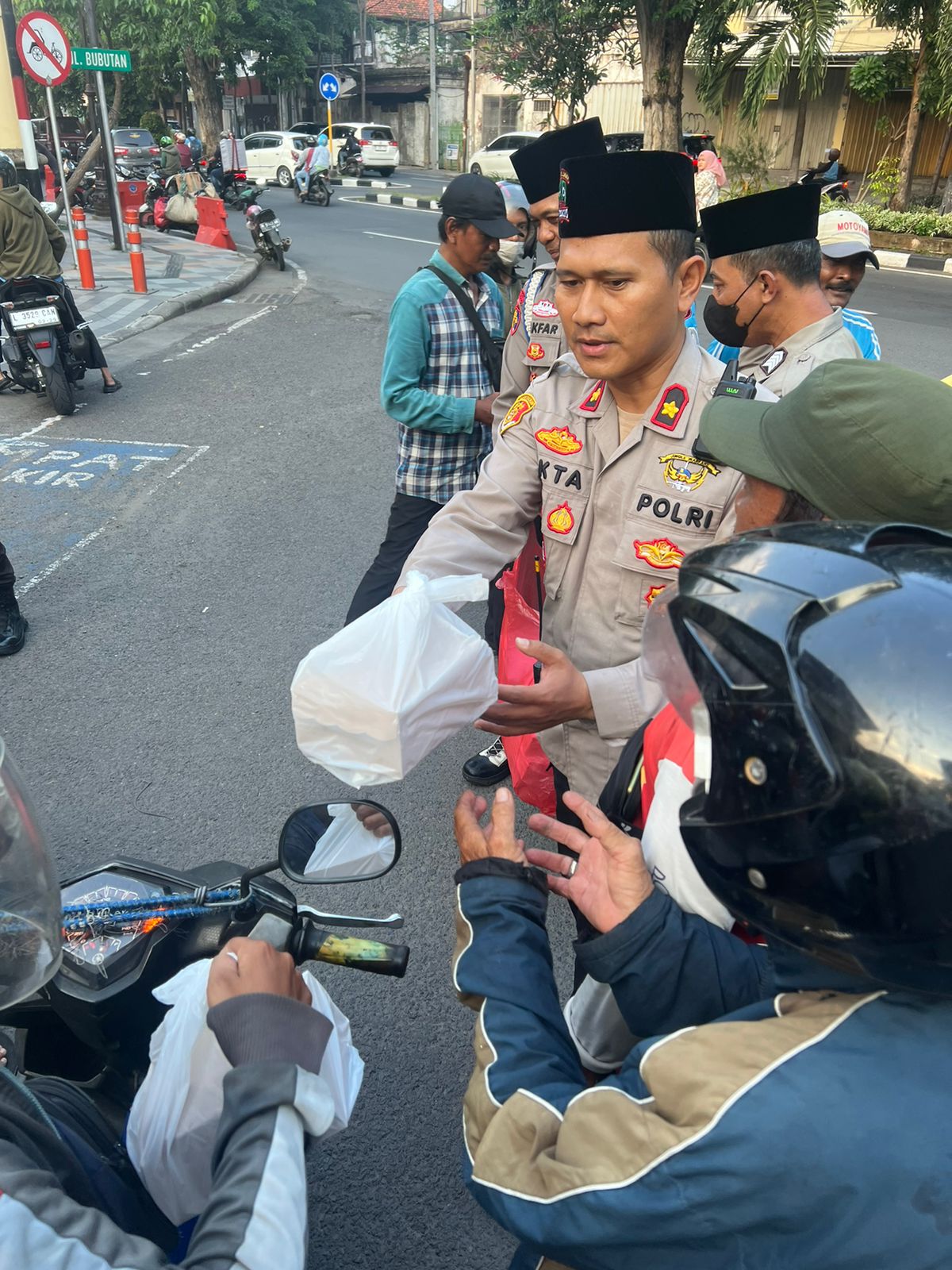 Polsek Bubutan Berbagi 100 Bungkus Takjil Bersama Bayangkari