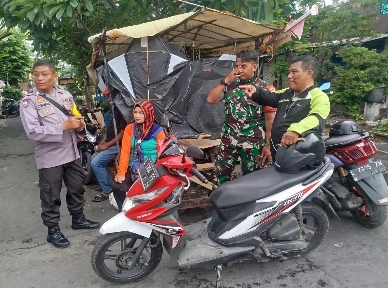 Polsek Simokerto Tingkatkan Silaturahmi dan Jaga Kekompakan, Bhabinkamtibmas  Sambangi Tokoh Masyarakat
