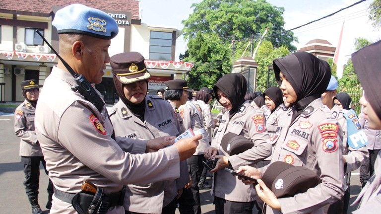 Apel Peringatan Hari Jadi Polwan Ke-77, Propam Polres Kediri Kota Tegakkan Disiplin Personel 