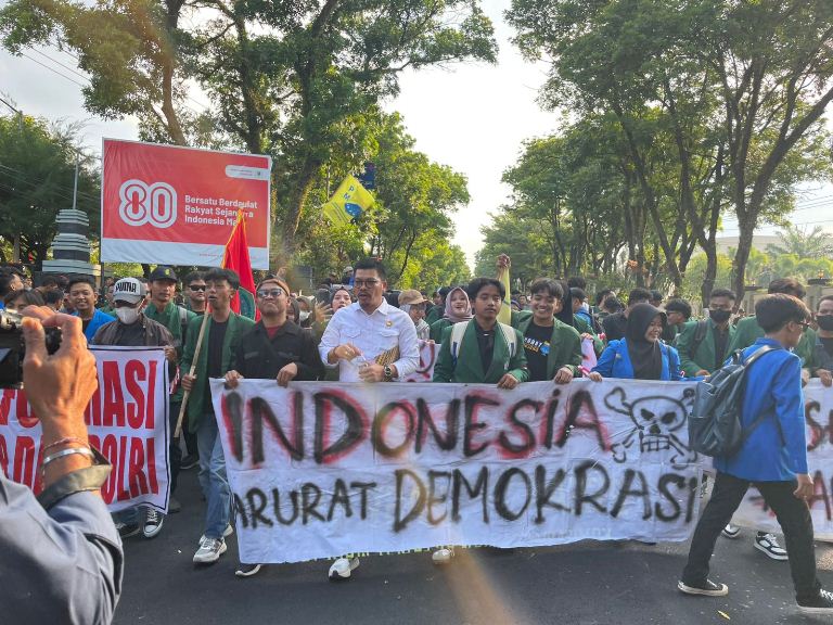 Kebijakan Beli Mobdin Mewah Pejabat Magetan Didemo Mahasiswa