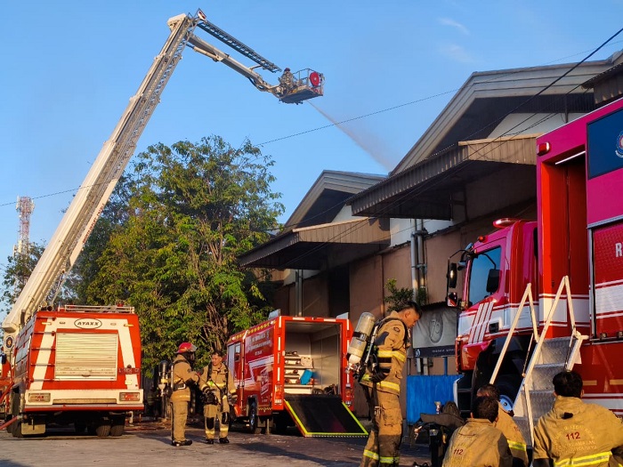 Gudang di Margomulyo Permai Surabaya Terbakar, 23 Unit Damkar Dikerahkan