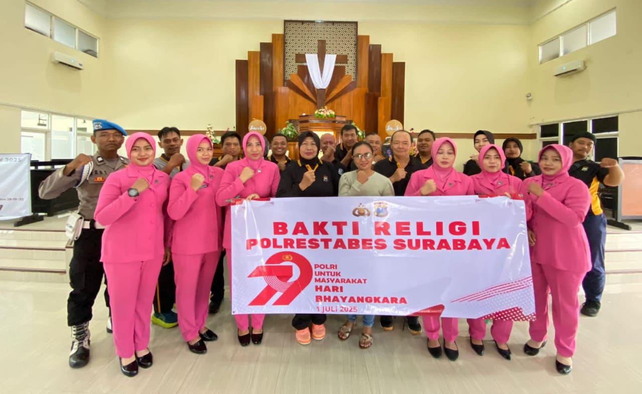 Polsek Karangpilang Bersihkan GKJW dalam Rangka Hari Bhayangkara Ke-79