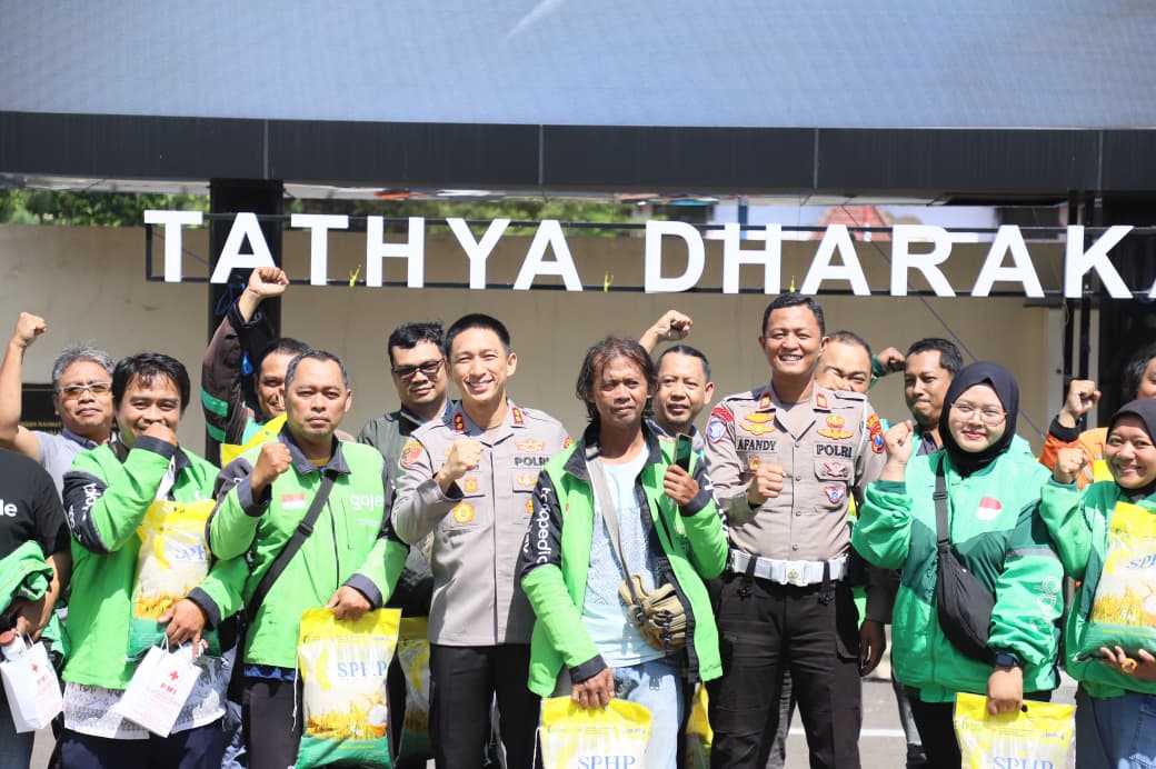 Sambut HUT Ke-70, Satlantas Polres Kediri Kota Gelar Donor Darah dan Bagi Sembako