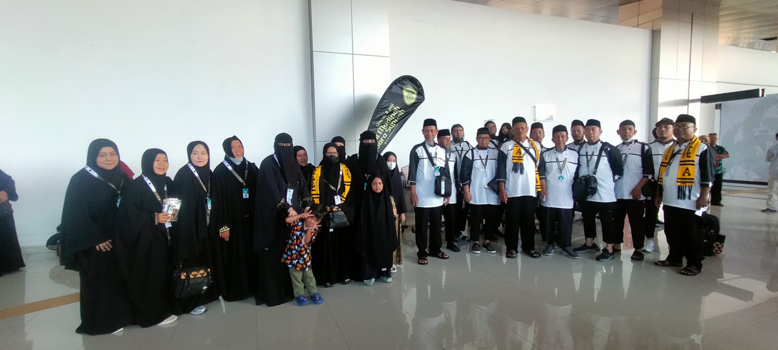 39 Jemaah Haji Al Madinah Mutiara Sunnah Berangkat dari Bandara Juanda Menuju Tanah Suci