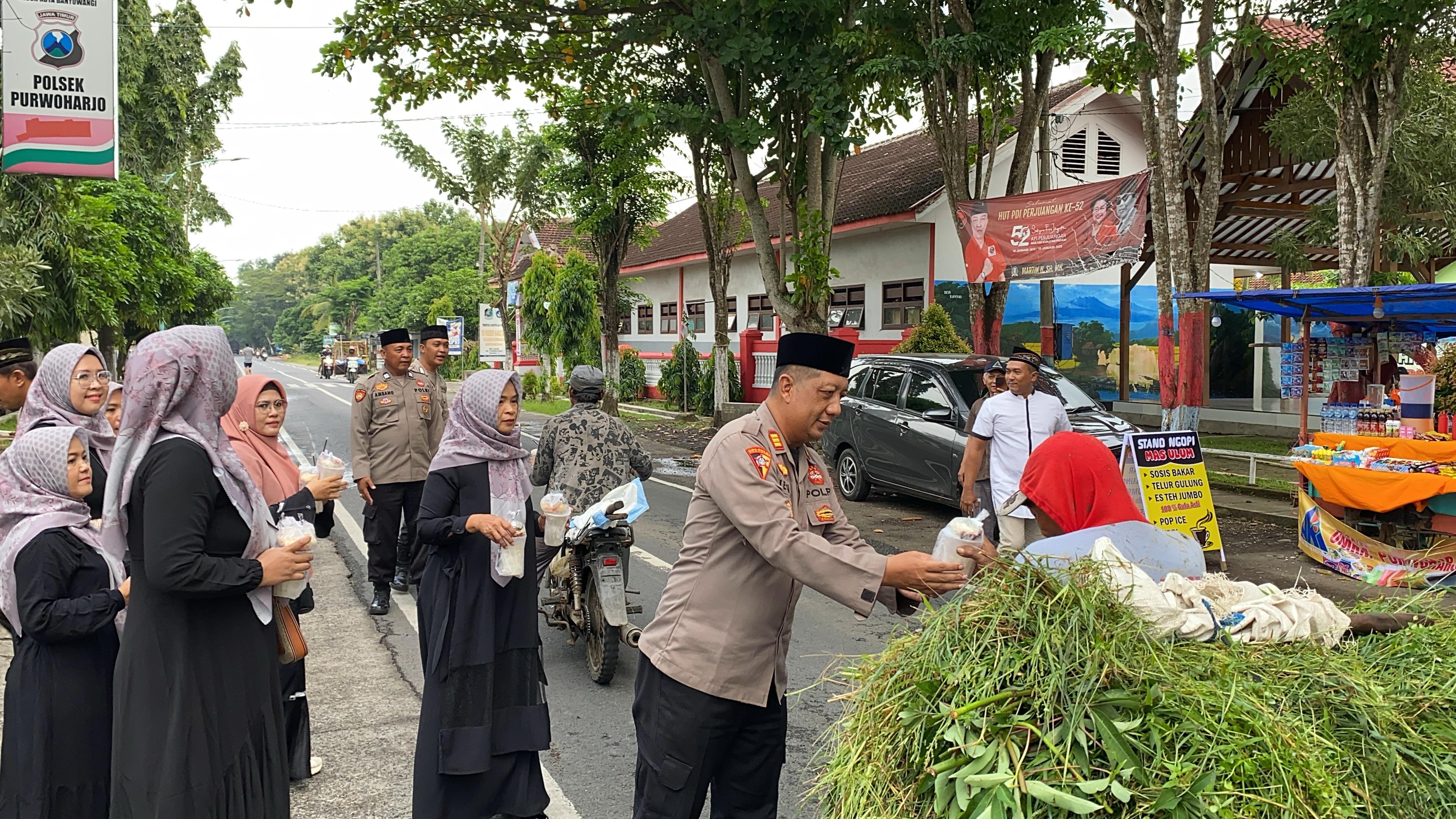 Polsek Purwoharjo Bagikan Takjil kepada Masyarakat di Bulan Ramadan