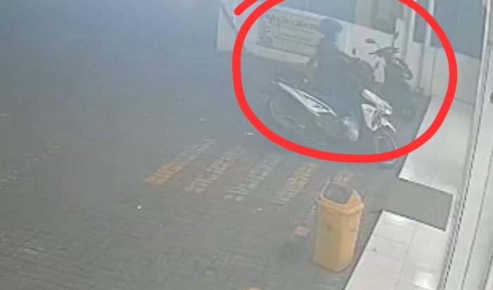 Terekam CCTV, Pasangan Pria dan Perempuan Diduga Curi Motor di Tiga Lokasi Gresik
