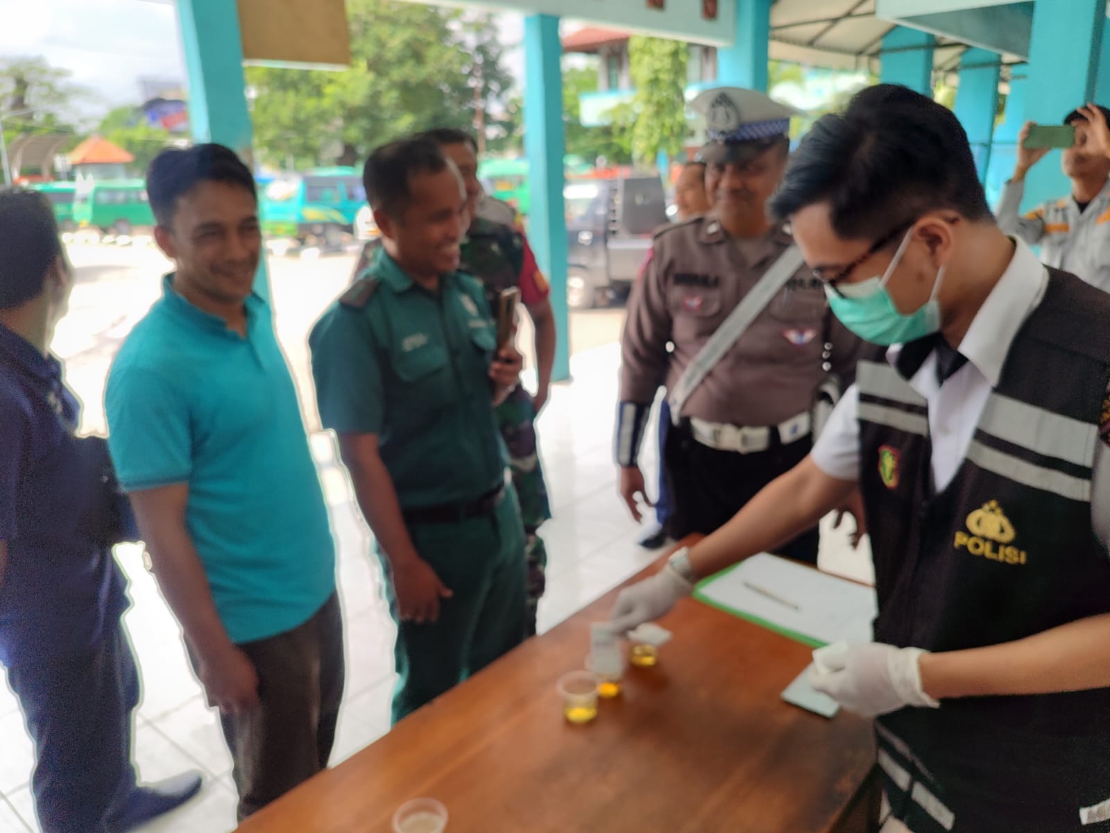 Cegah Kecelakaan Lalu Lintas, Polres Pelabuhan Tanjung Perak Lakukan Ramcek dan Tes Urine Sopir Bus Pariwisata