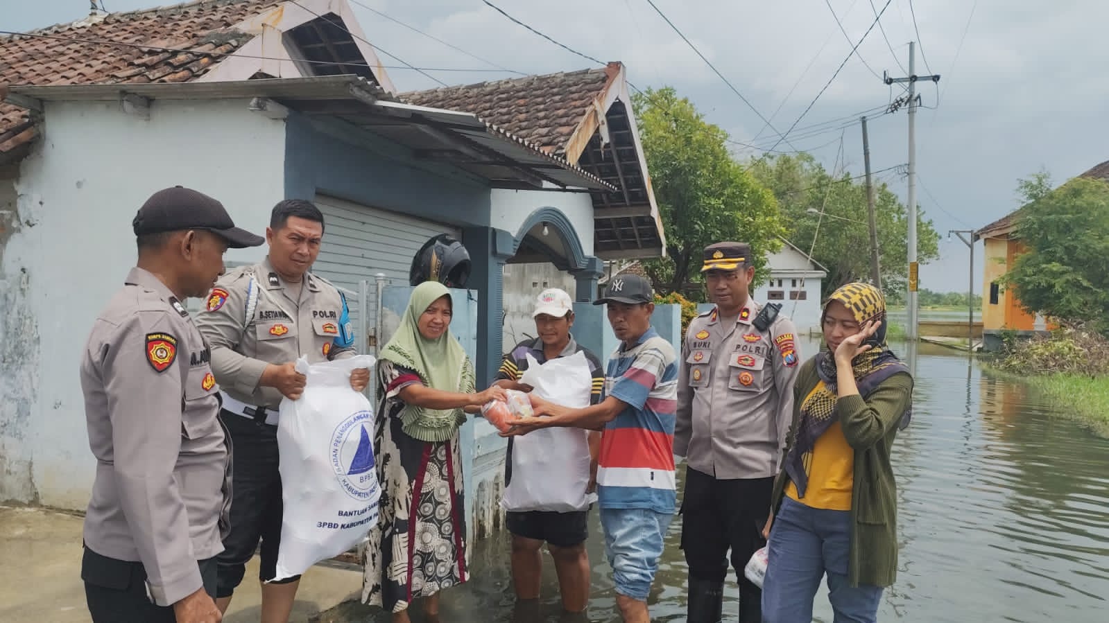 Polsek Beji dan Pemdes Kedungringin Salurkan Bantuan Sosial untuk Warga Terdampak Banjir