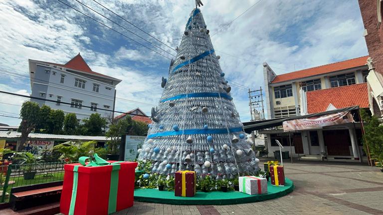 Pohon Natal dari Botol Bekas Hiasi Gereja Kepanjen, Simbol Kesederhanaan dan Peduli Lingkungan