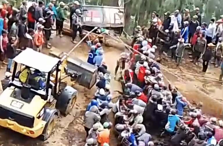 Warga Ngadiwono Pasuruan Gotong Royong Tarik Truk Terperosok Akibat Longsor