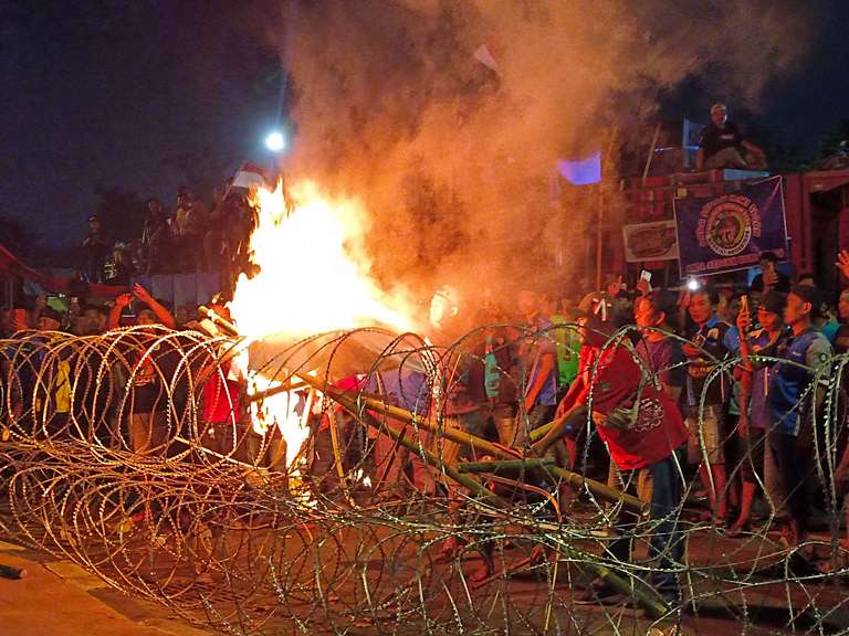 Demo Sopir di Kantor Gubernur Jatim: Keranda Dibakar, Botol Melayang, Tuntutan Terus Menggema