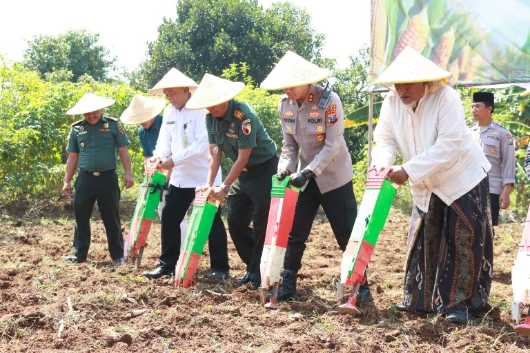 Polres Gresik Tanam Jagung Bersama Santri, Wujud Sinergi Polri Jaga Ketahanan Pangan