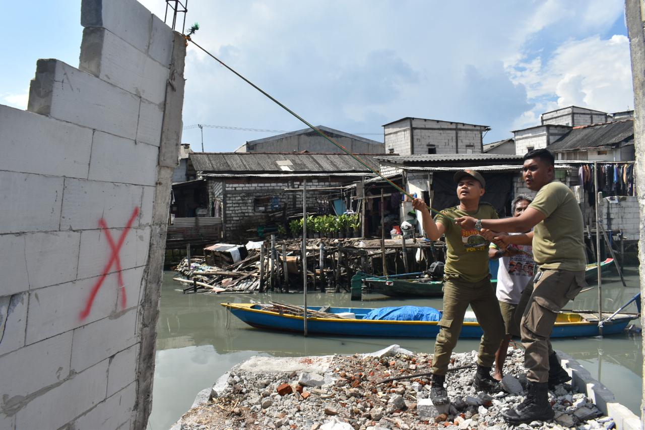 Satpol PP Surabaya Tertibkan Bangli di Sungai Kalianak
