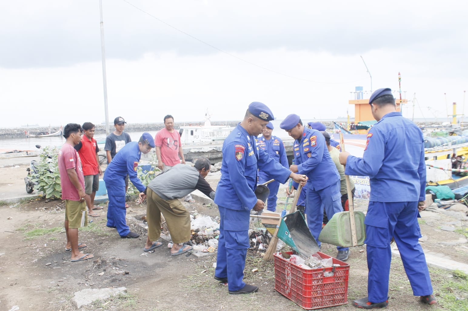 Satpolairud Polres Situbondo Sapu Bersih Sampah Laut