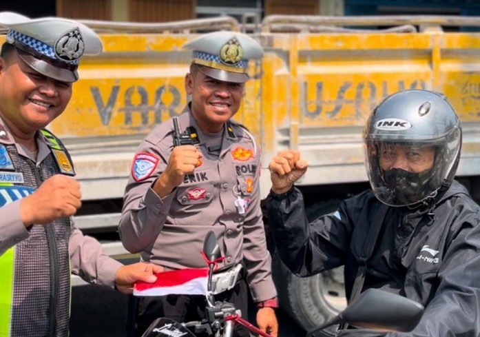 Sambut HUT Ke-80 Kemerdekaan RI, Satlantas Bojonegoro Bagikan Bendera Merah Putih ke Pengendara 