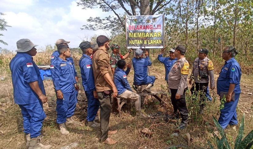 Polsek Temayang Bersama Koramil, Perhutani dan Satgas Gakpoktanhut Pasang Himbuan Larangan Karhutla