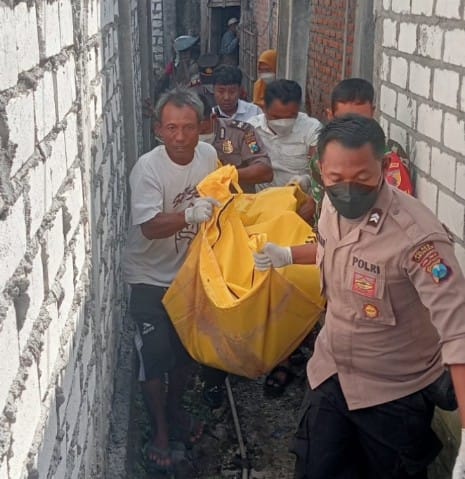 Kapolsek Modo Evakuasi Warga Meninggal di Rumah, Diduga Sakit