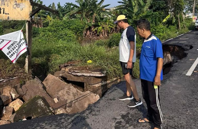 Saluran Air di Ruas Jalan Bringkang Menganti bakal Diperbaiki: Komisi III DPRD Gresik Ingatkan Tak Asal-Asalan