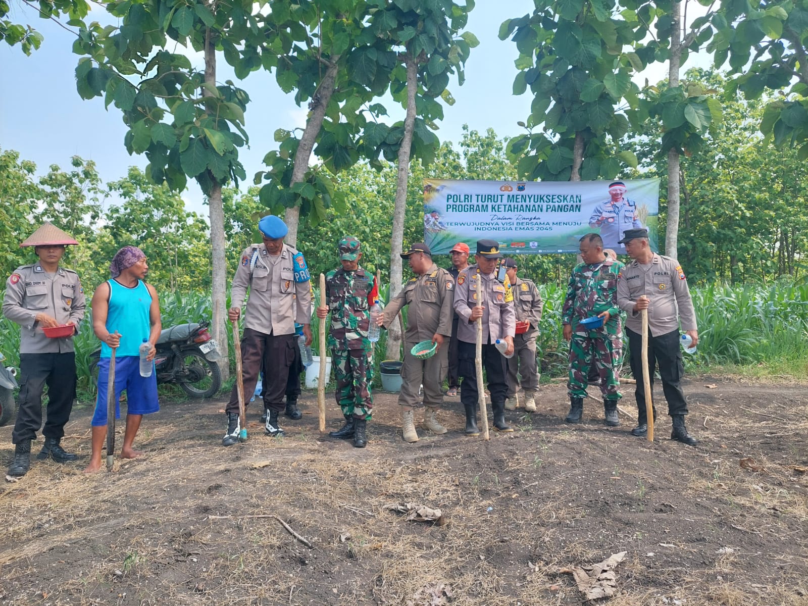 Dukung Ketahanan Pangan, Kapolsek Gayam Berikan Tanam Jagung di Lahan EMCL