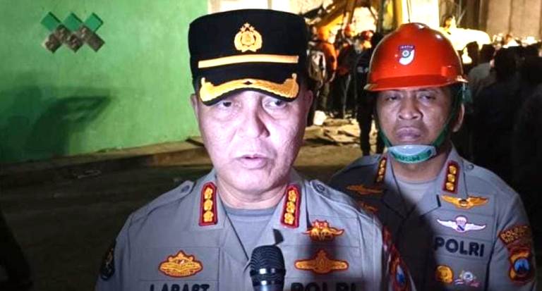 Bangunan Ponpes Al Khoziny Sidoarjo Ambruk, Polda Jatim Bantu Evakuasi Korban