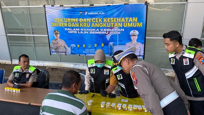 Polres Nganjuk Cek Urine dan Kesehatan Sopir Bus Jelang Operasi Lilin Semeru 2025