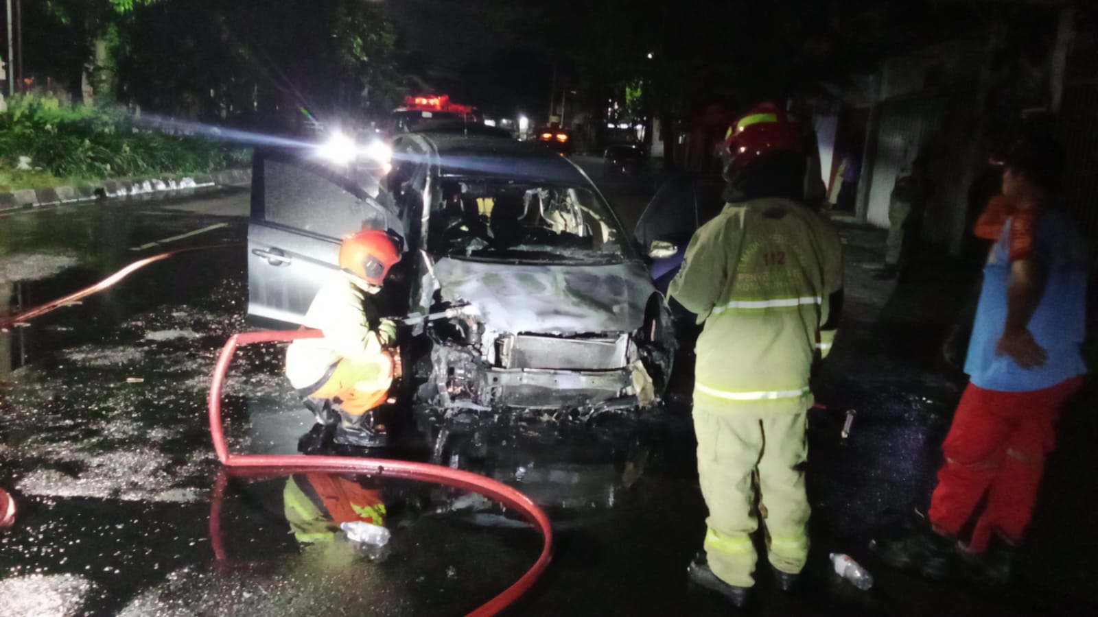 Mobil Honda Mobilio Terbakar di Jalan Gembong, Lima Orang Sekeluarga Berhasil Selamat.