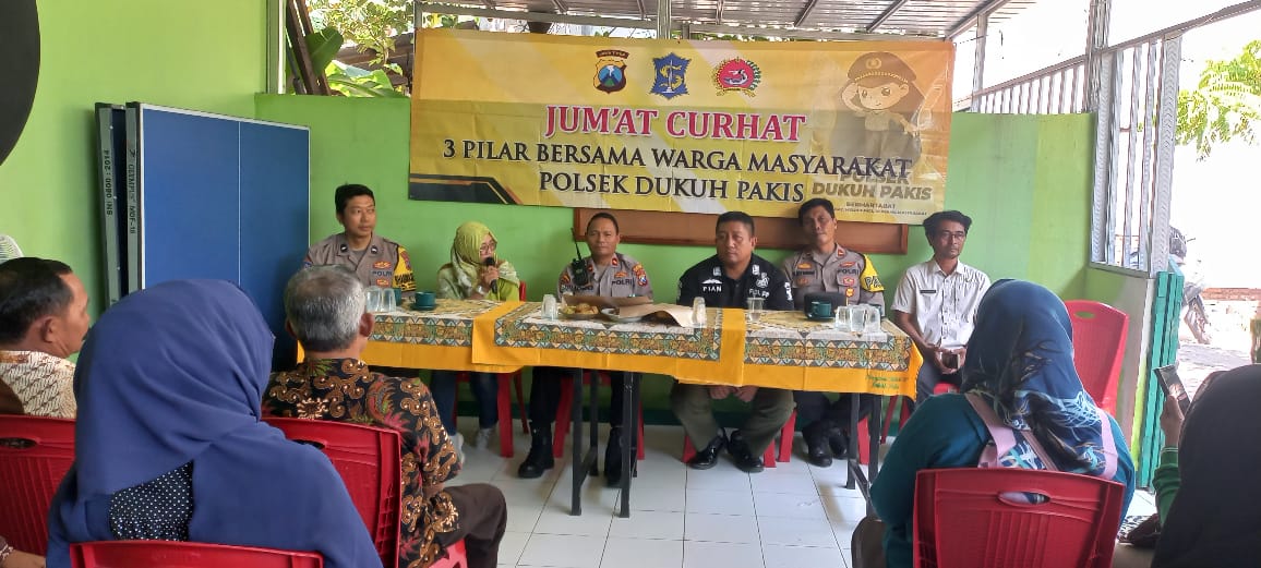 Kapolsek Dukuh Pakis Pimpin Jum'at Curhat Bersama Warga