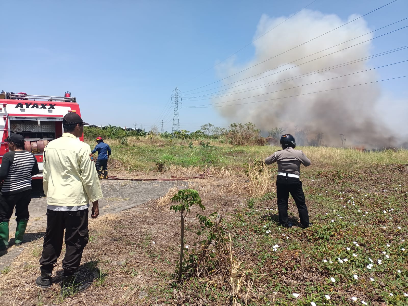 Polisi Sigap Cegah Kebakaran Lahan Kosong di Bangah Gedangan agar Tidak Meluas