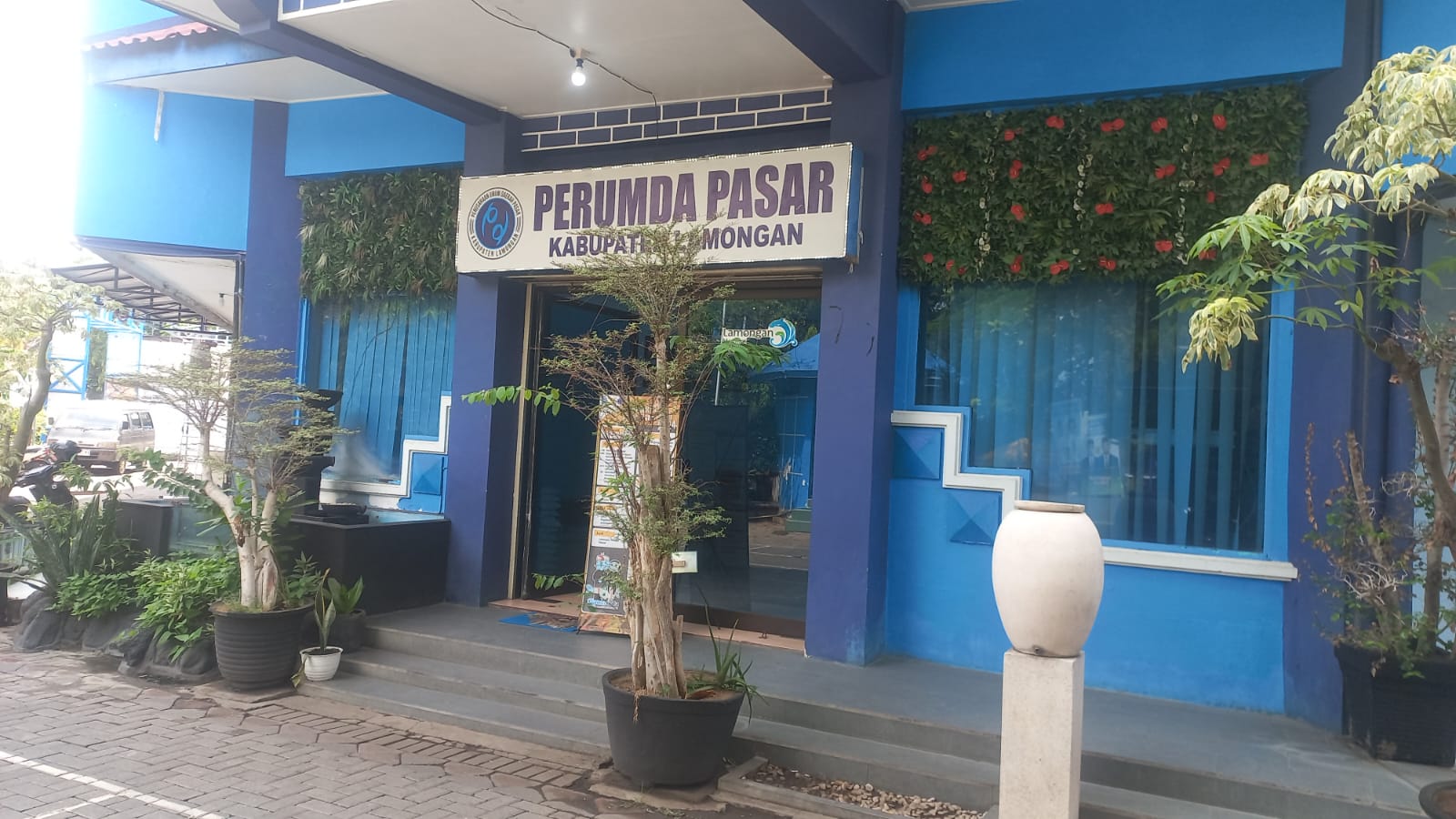 Belum Terima Gaji, Sejumlah Pegawai Perumda Pasar Lamongan Protes