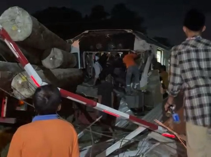 Kereta Api CL Jenggala Terserempet Truk di Gresik, Masinis dan Asisten Dilarikan RS