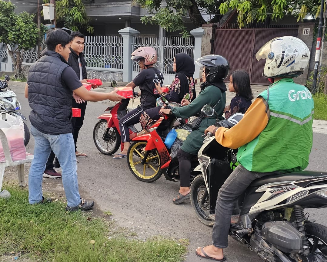 Satresnarkoba Polres Pelabuhan Tanjung Perak Bagikan Takjil Sekaligus Edukasi Bahaya Narkoba