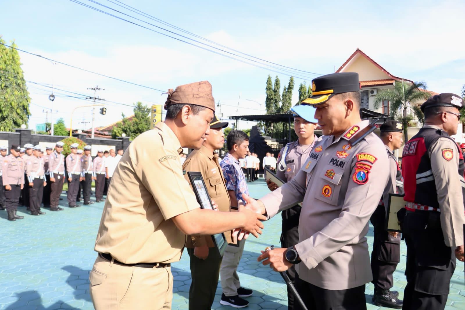 Kapolresta Banyuwangi Beri Penghargaan 3 Warga dan 45 Personel Berprestasi