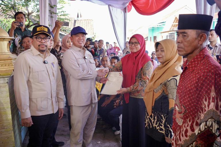Menteri Nusron Serahkan 546 Sertipikat Konsolidasi Tanah di Jateng, Permukiman Warga Tertata dan Terjamin