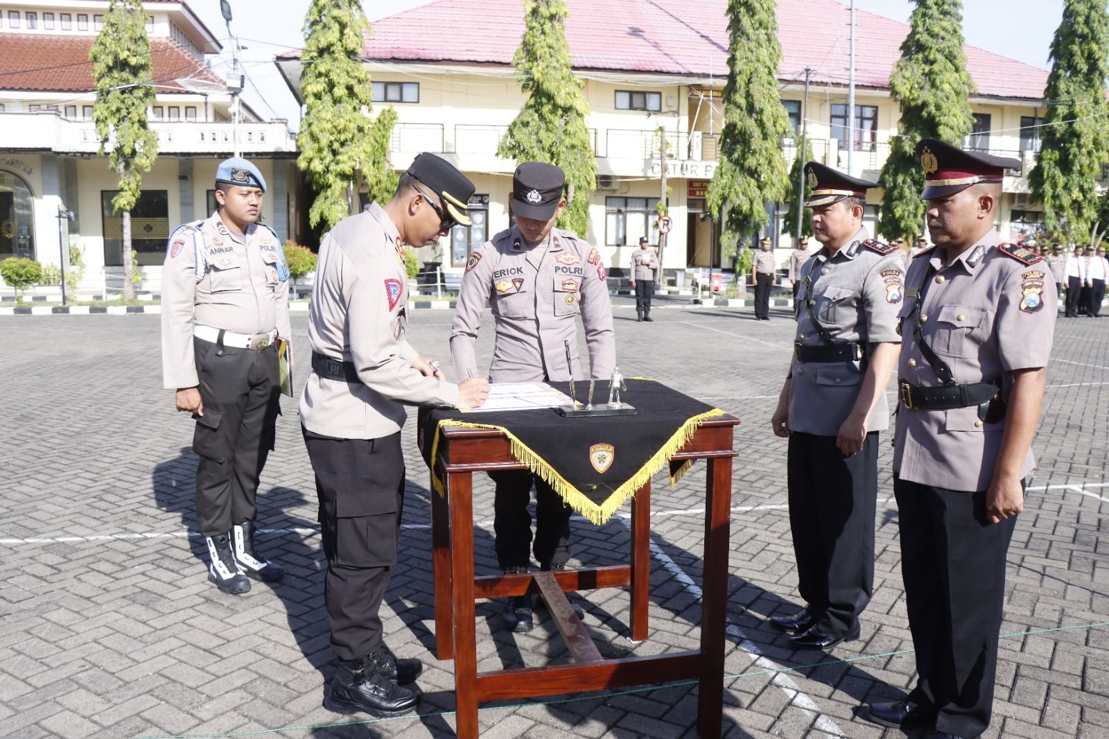 Kapolres Situbondo Pimpin Sertijab Kabag SDM dan Kenaikan Pangkat Pengabdian Kapolsek Banyuputih