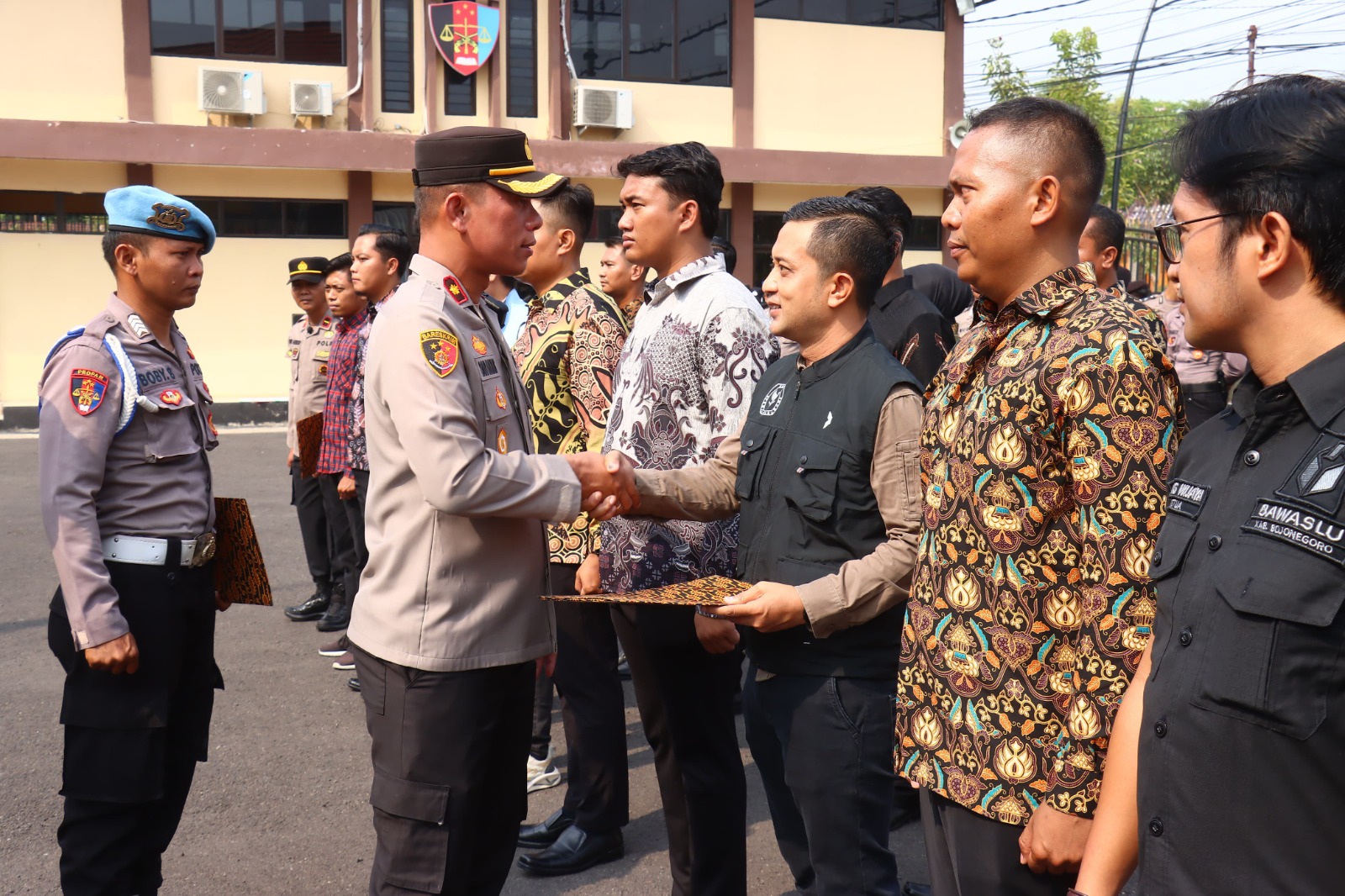 Polres Bojonegoro Resmi Serahkan Tim Walpri untuk Peyelenggara dan Peserta Pemilukada