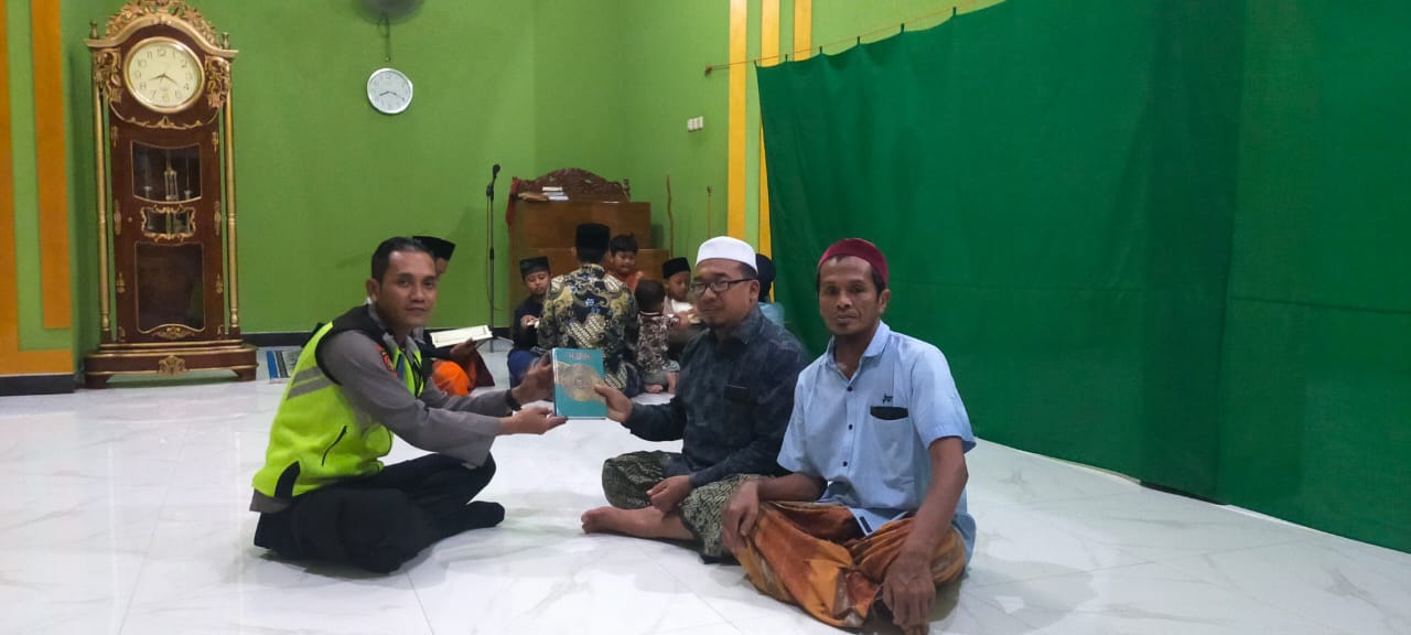 Patroli Sambang Masjid, Polsek Padangan Serahkan Al Quran Sebagai Sarana Kontak