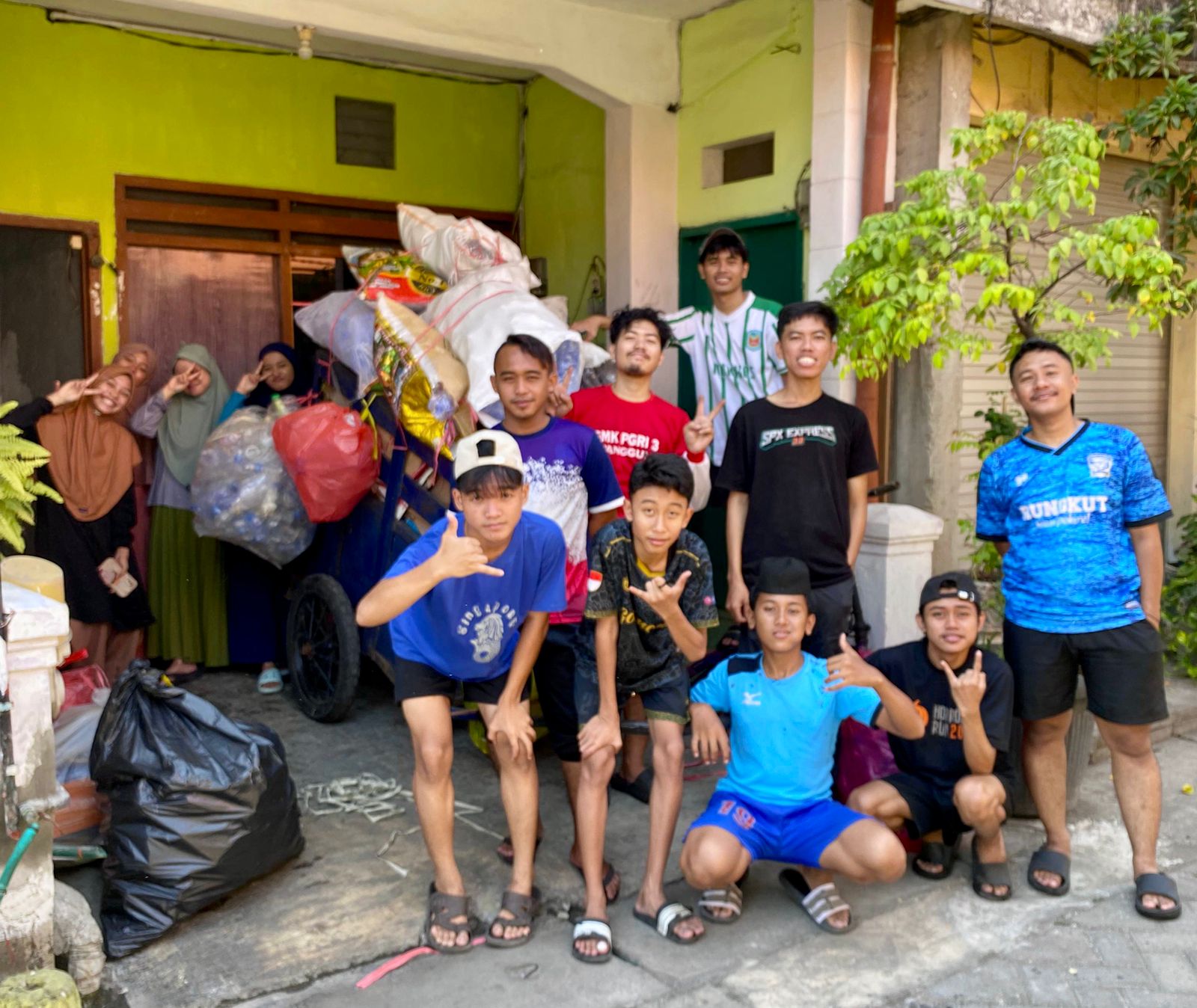 Sapu Bersih Lingkungan, Remaja Masjid Miftahul Huda Ubah Sampah Jadi Berkah